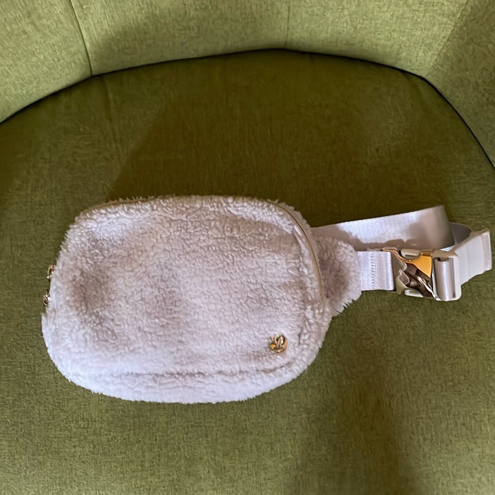 Lululemon Sherpa belt bag